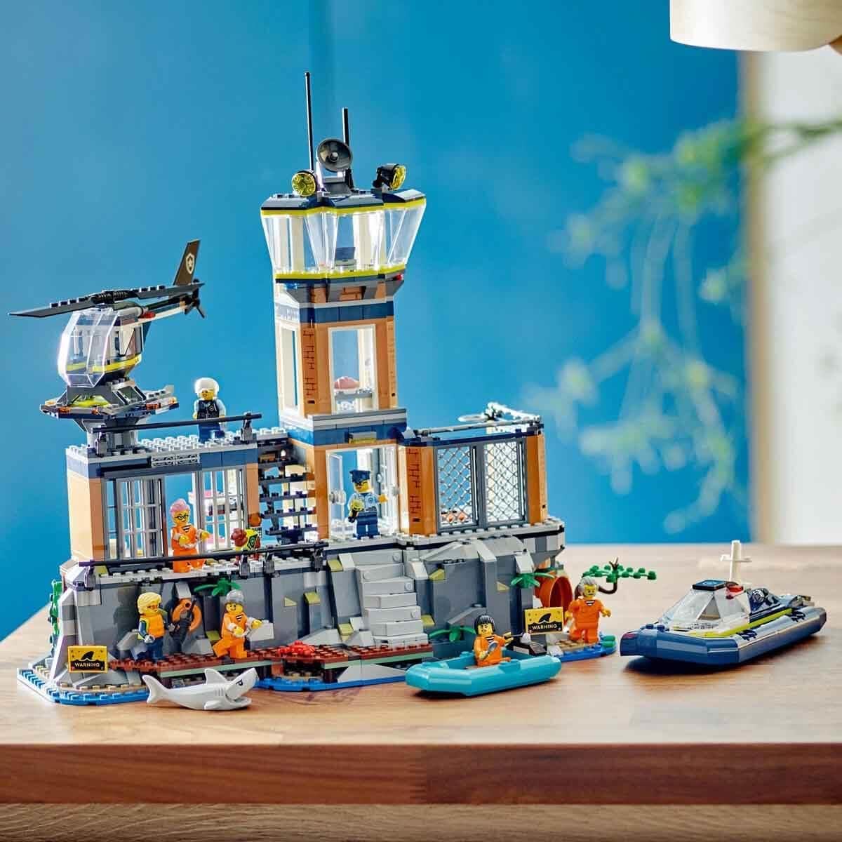 LEGO City Polizeistation auf der Gefängnisinsel, Polizei Spielzeug mit Hubschrauber, Boot und Hai, Set mit 7 Minifiguren und Hund, Geschenk zum Geburtstag für Jungen und Mädchen ab 7 Jahren 60419