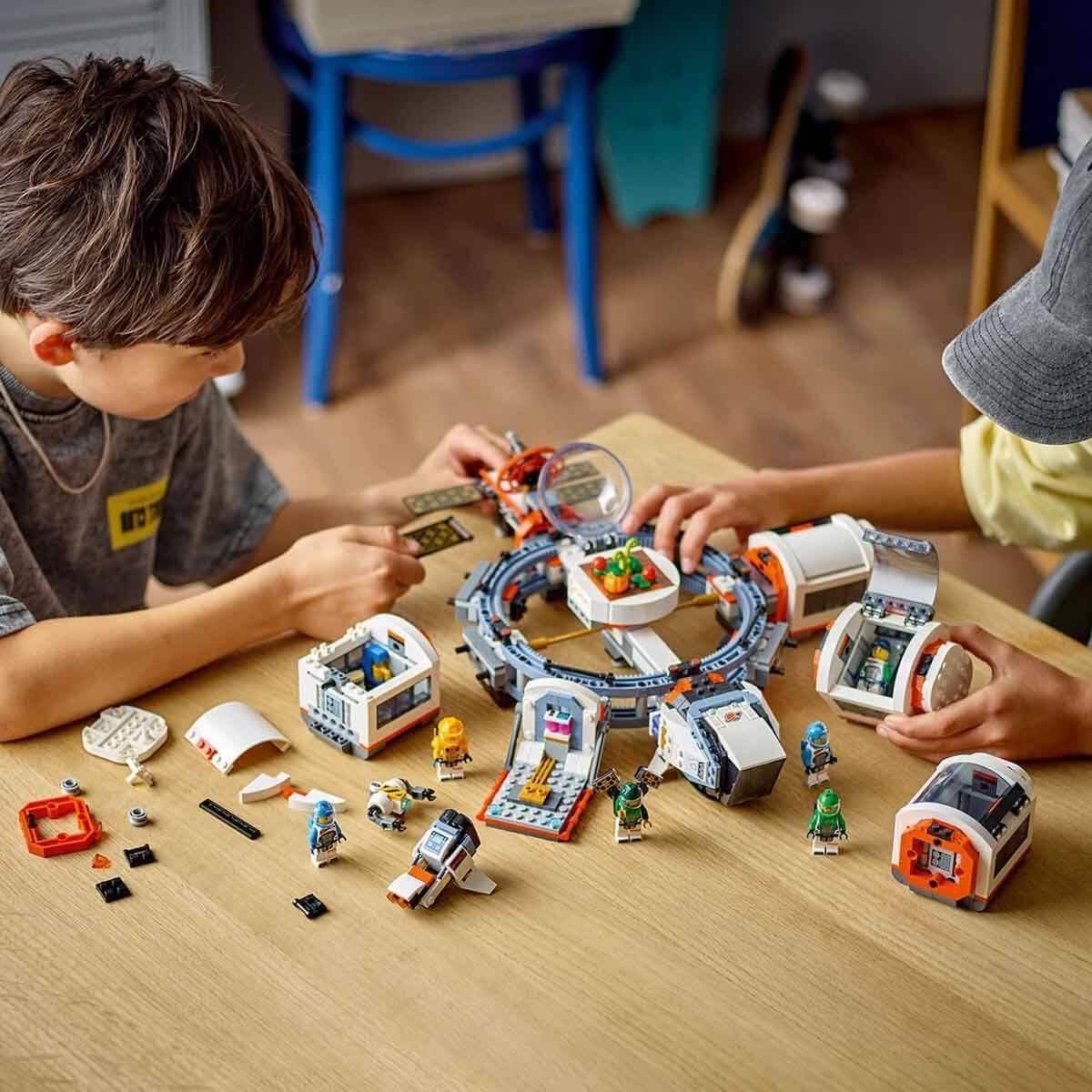 LEGO City Weltraum Modulare Raumstation, Raumschiff Modell mit Weltraumfahrzeugen, Geschenk für Kinder, Jungen und Mädchen ab 7 Jahren, Modulare Forschungsstation mit 6 Astronaut-Figuren 60433