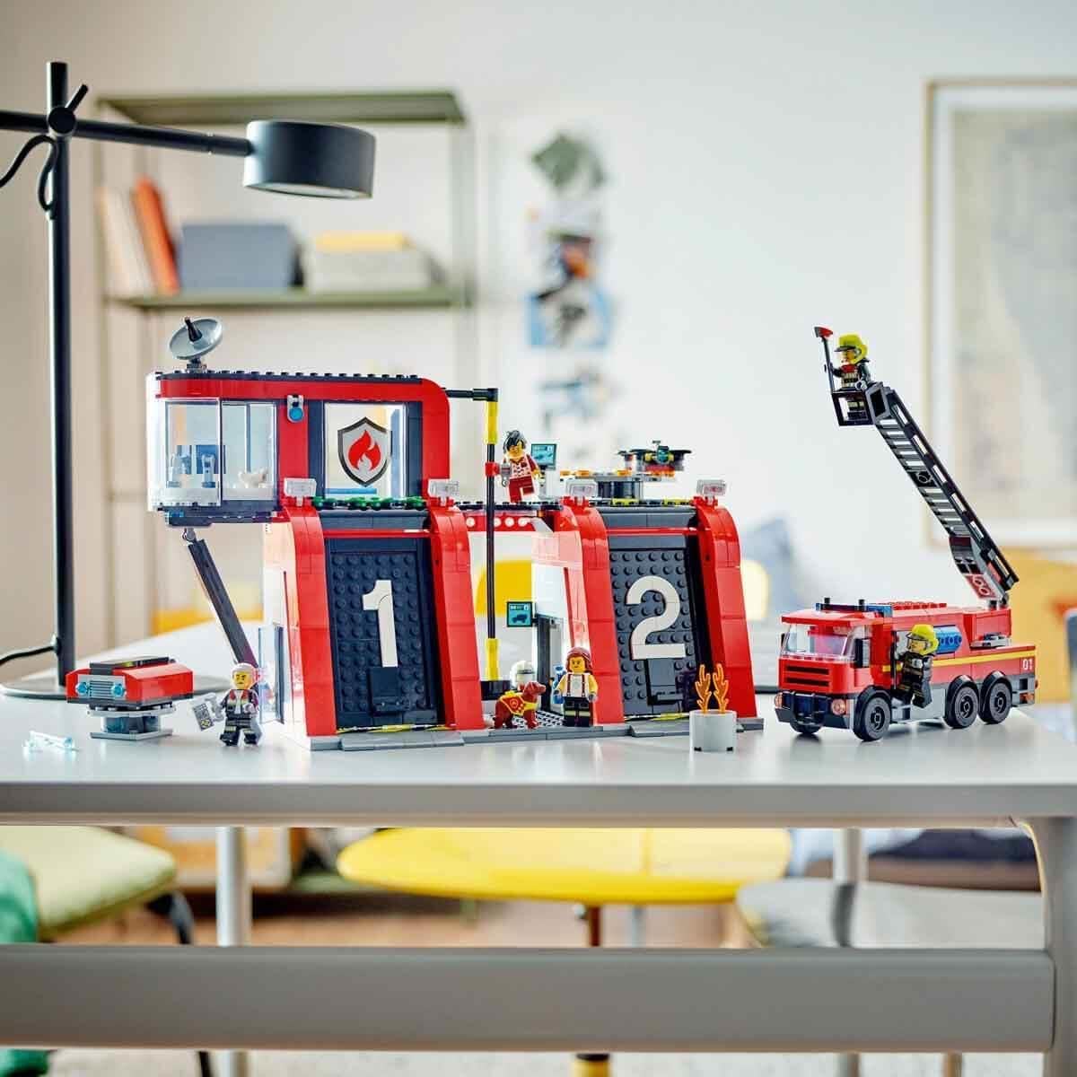 LEGO City Feuerwehrstation mit Drehleiterfahrzeug, Feuerwehr-Spielzeug mit Feuerwache und Feuerwehrauto, Geburtstagsgeschenk für Kinder ab 6 Jahren, Set mit Hund und 5 Minifiguren 60414