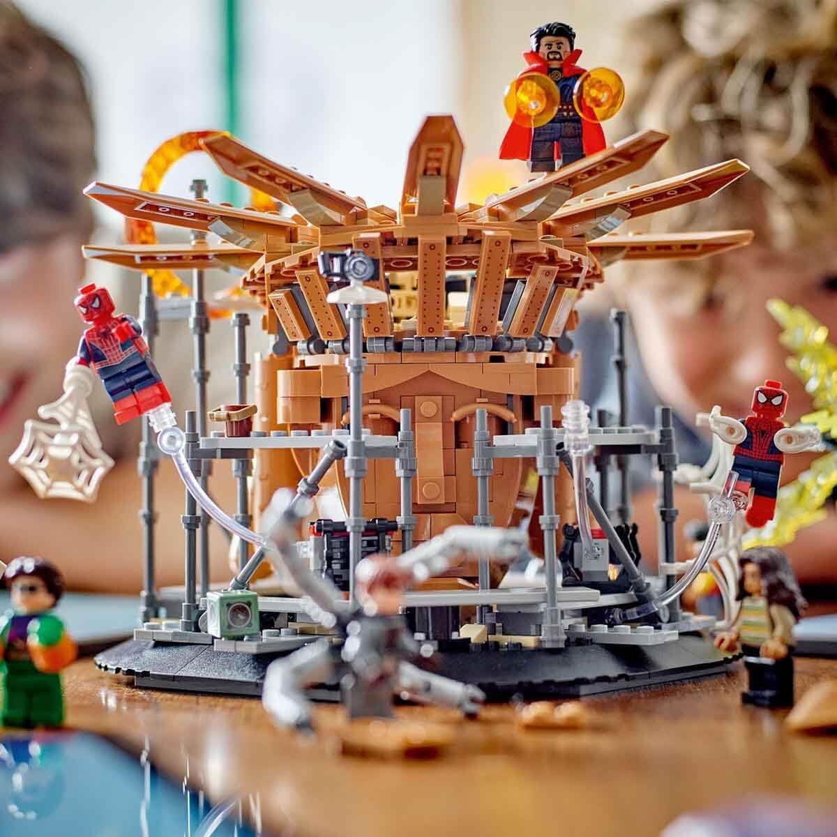 LEGO 76261 Marvel Spider-Mans Large Showdown, Spider-Man: No Way Home Set with 3 Peter Parker Mini Figures plus Green Goblin, Electro, Sandman, Ned, Doctor Strange and MJ Collector's Model