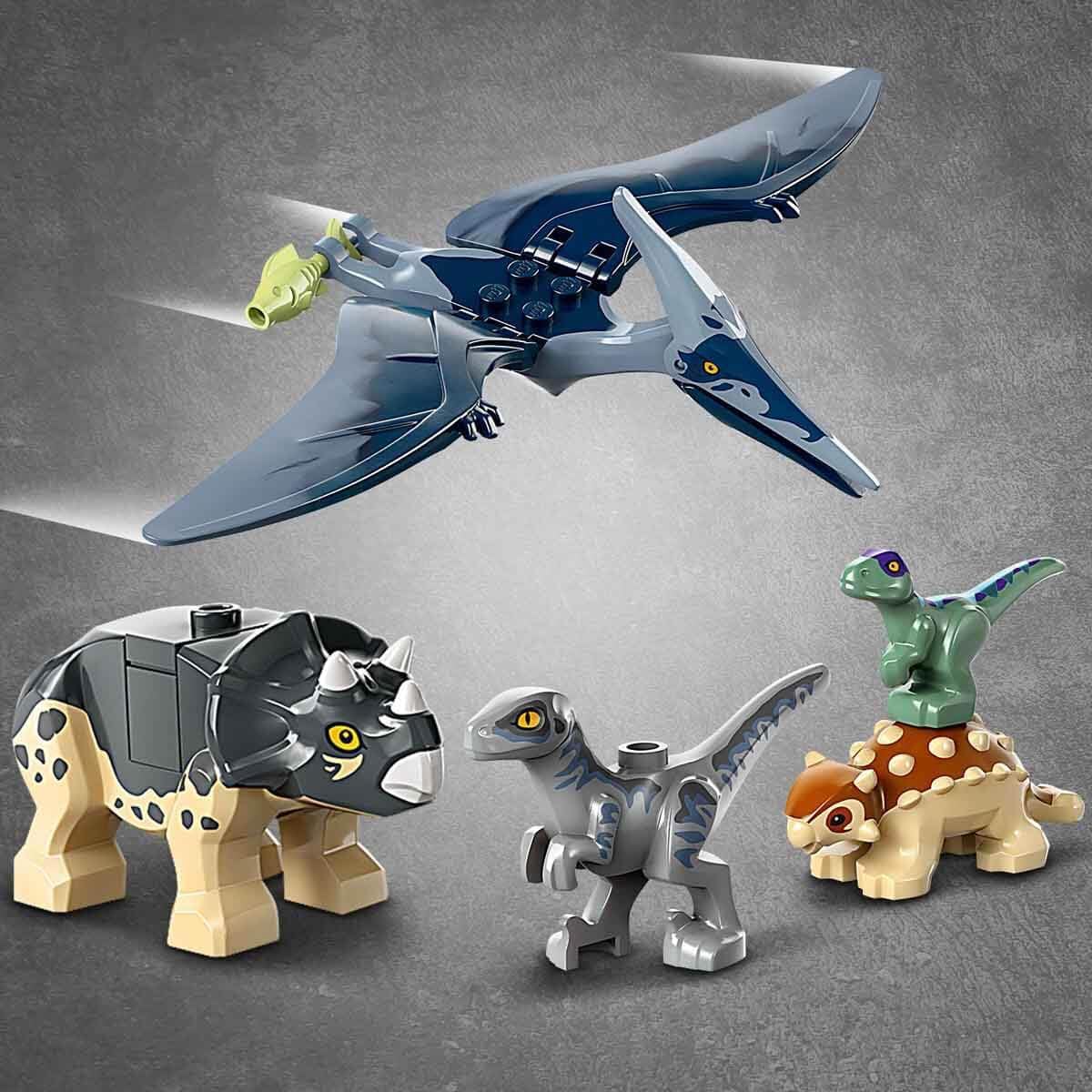 LEGO Jurassic World Rettungszentrum für Baby-Dinos, Set mit kleinen Dinosaurier-Figuren, darunter Triceratops, Ankylosaurus und Velociraptor, Dino-Geschenk für Jungen und Mädchen ab 4 Jahren 76963