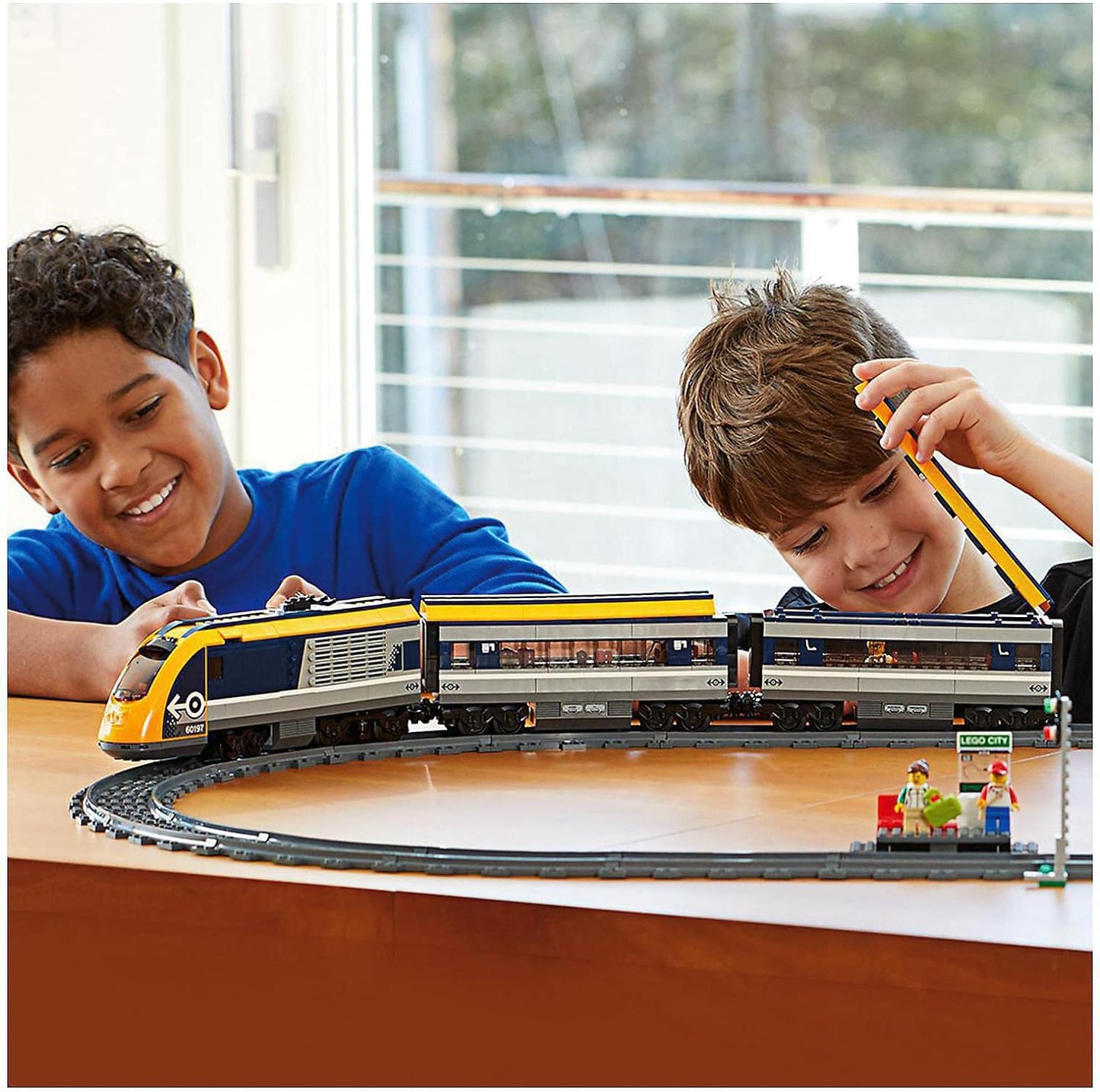 Lego City passenger train (60197), Colourful