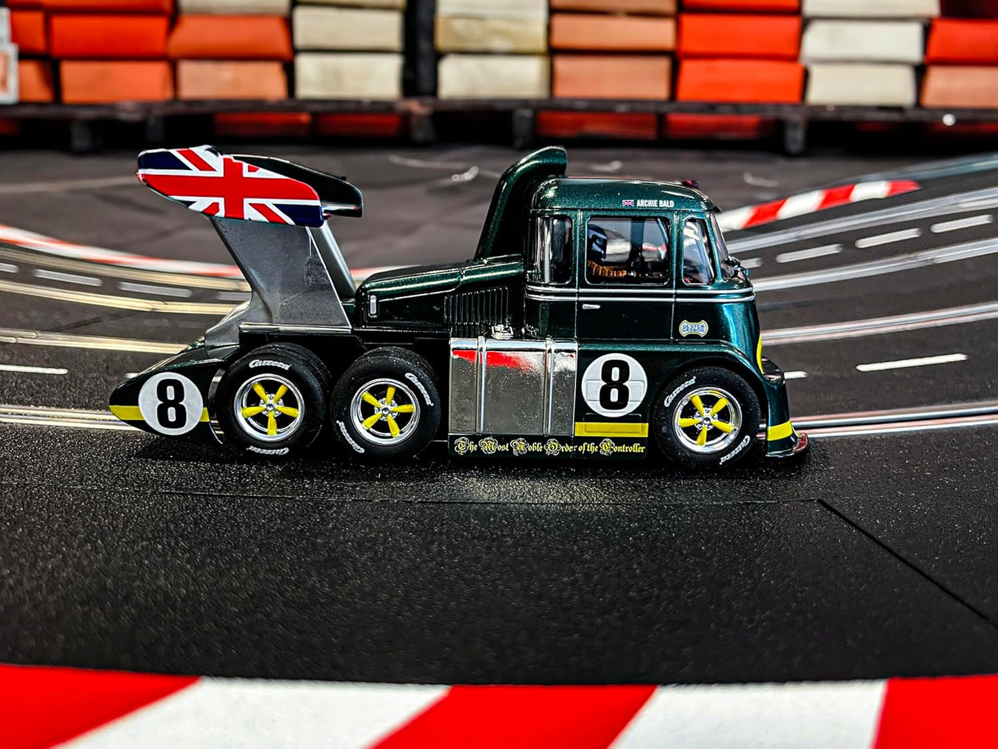 Carrera - 20031093 - Carrera Digital 132 I Racetruck Cabover British Racing Green, No.8 I Powerful Racing Experience with British Racing Tradition I Slot Car in Scale 1:32 I Vehicle Lighting