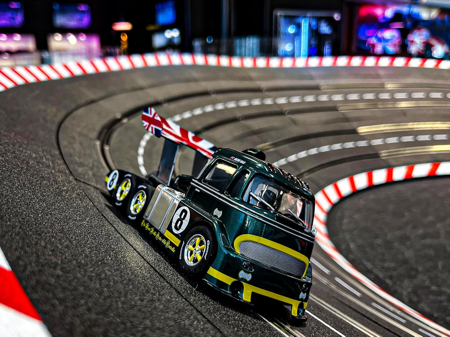 Carrera - 20031093 - Carrera Digital 132 I Racetruck Cabover British Racing Green, No.8 I Powerful Racing Experience with British Racing Tradition I Slot Car in Scale 1:32 I Vehicle Lighting